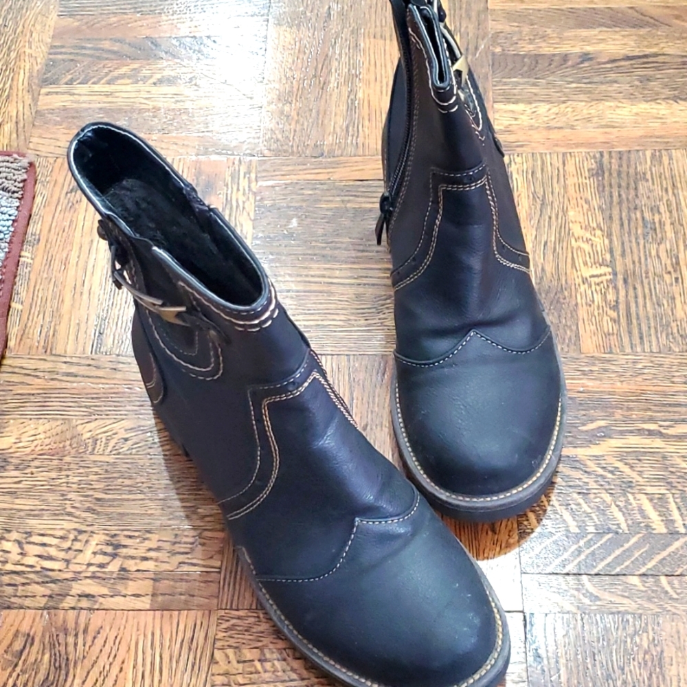 Dark brown winter boots size